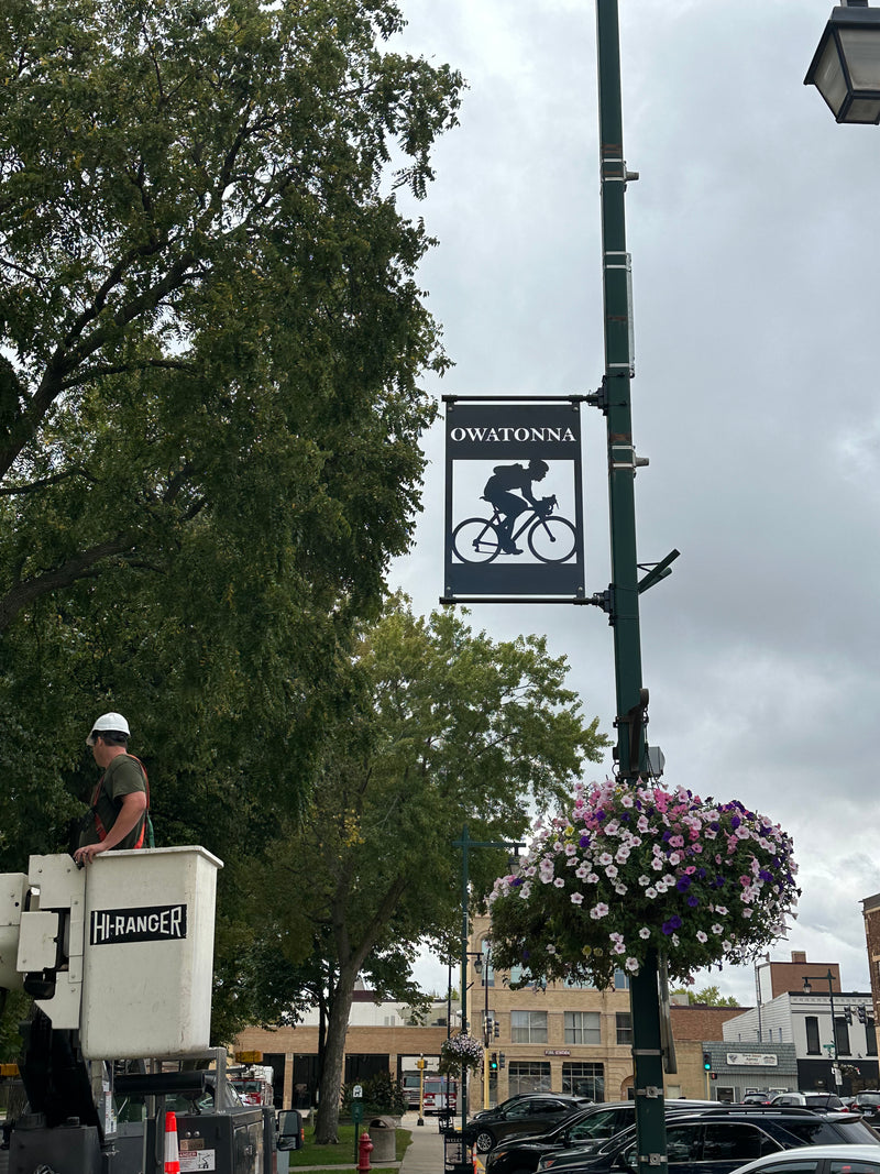 Load image into Gallery viewer, M100 Bicyclist - Metal Pole Banner
